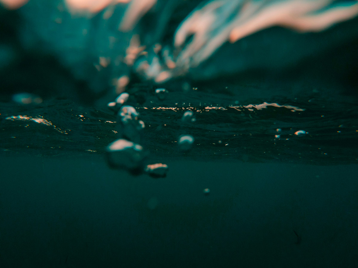 Lumière filtrant à travers la surface de l'océan